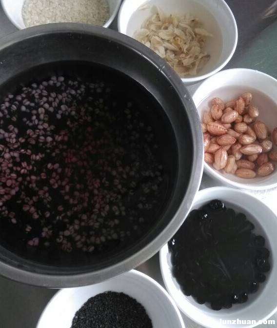 豆薏米百合粥-最近发现自己长了两根白<em>头发</em>,长