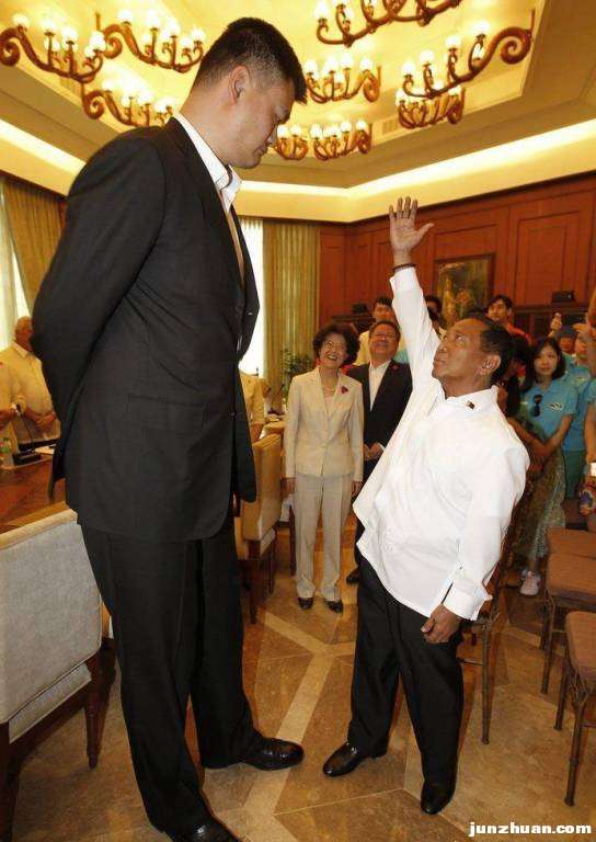 菲律宾副总统接见姚明 身高落差大引笑声(组图)